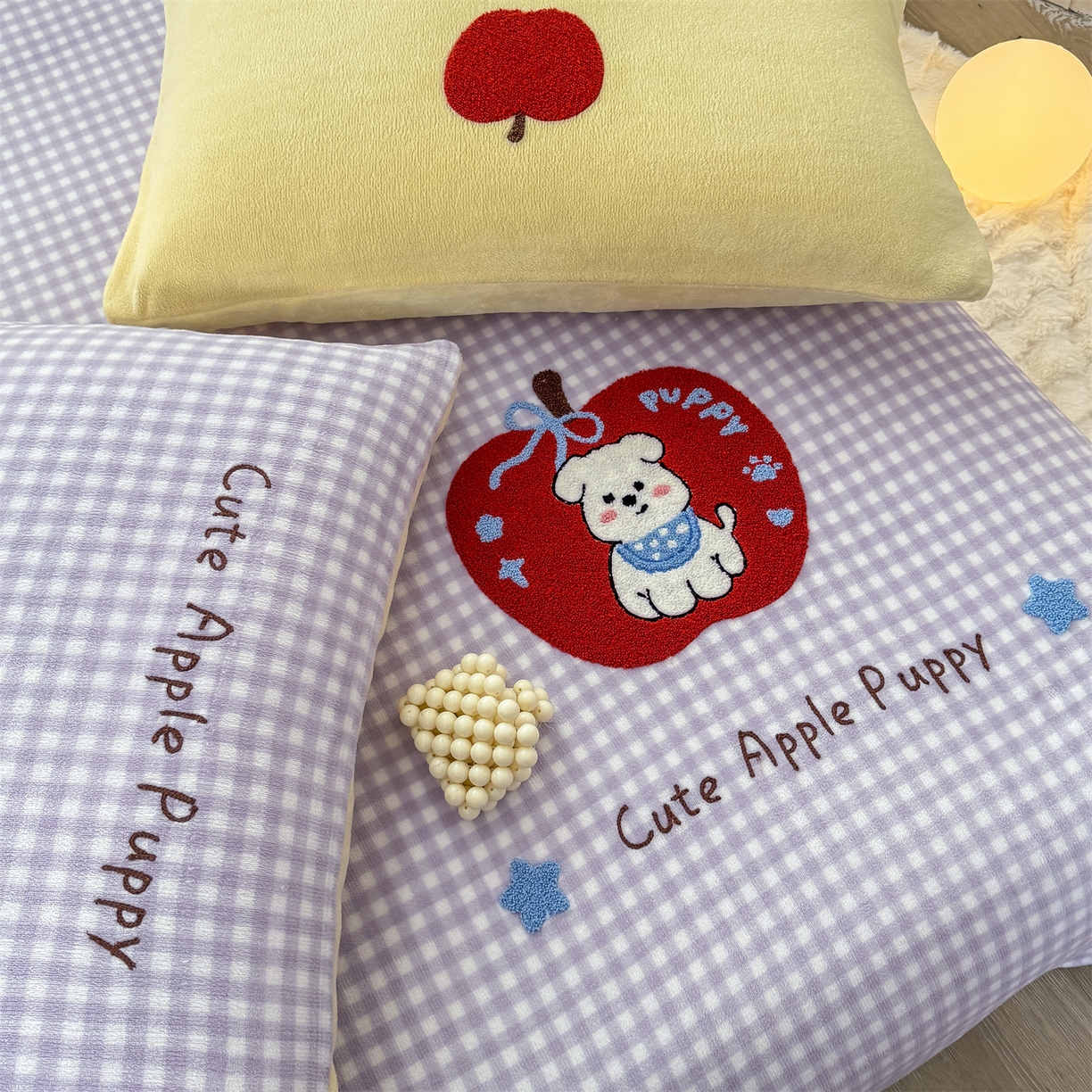 91家纺网 家纺一手货源 找家纺 灰鲸 2025新款高克重牛奶绒毛巾绣单床单 紫格苹果狗