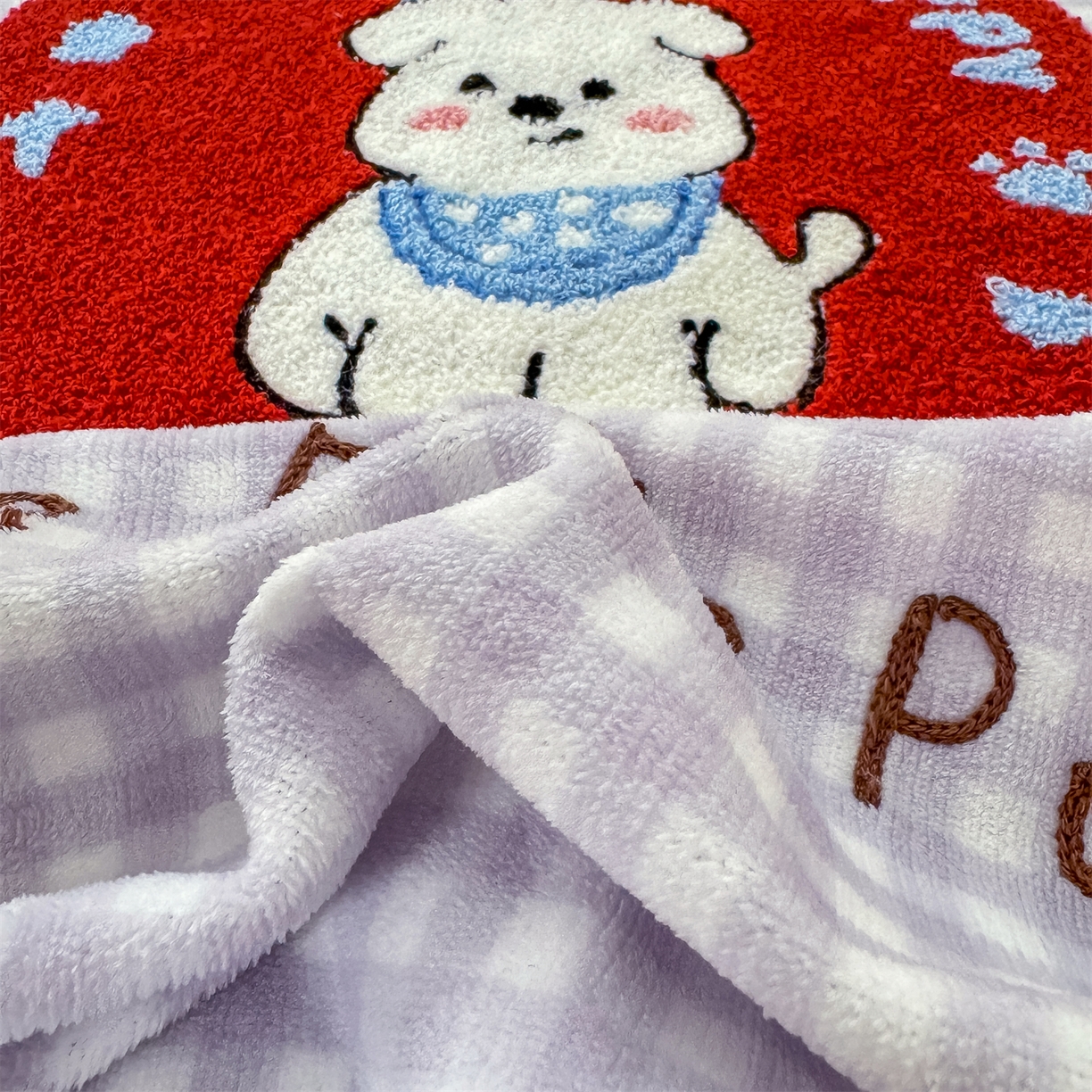 91家纺网 家纺一手货源 找家纺 灰鲸 2025新款高克重牛奶绒毛巾绣单床单 紫格苹果狗