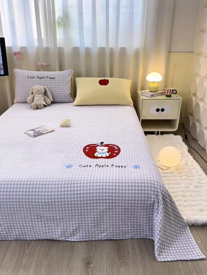 91家纺网 家纺一手货源 找家纺 灰鲸 2025新款高克重牛奶绒毛巾绣单床单 紫格苹果狗