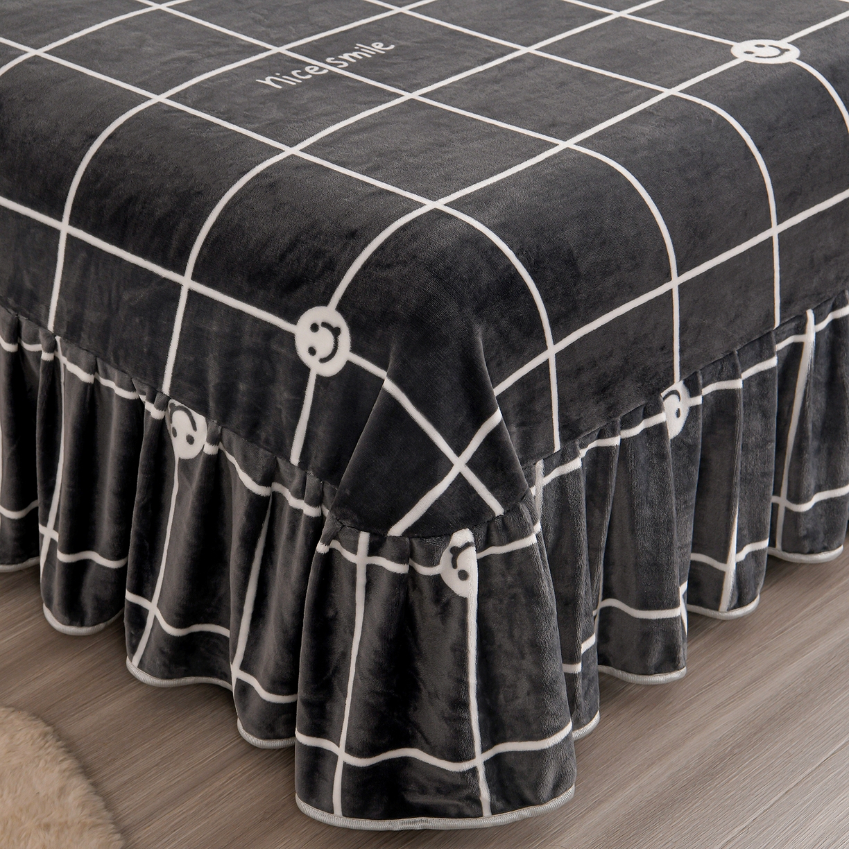 91家纺网 家纺一手货源 找家纺 2025新款230克8.5斤加厚高克重牛奶绒金貂绒法莱绒四件套冬季加绒法兰绒床裙款 北欧风格