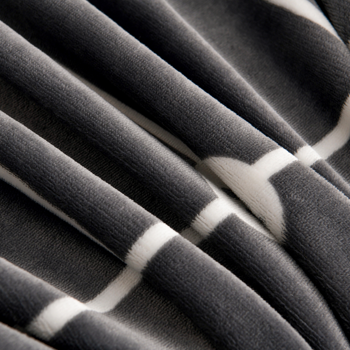 91家纺网 家纺一手货源 找家纺 2025新款230克8.5斤加厚高克重牛奶绒金貂绒法莱绒四件套冬季加绒法兰绒床裙款 北欧风格