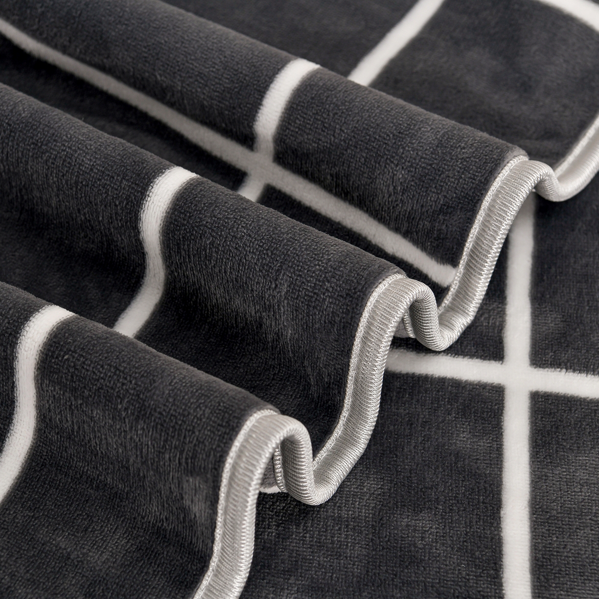 91家纺网 家纺一手货源 找家纺 2025新款230克8.5斤加厚高克重牛奶绒金貂绒法莱绒四件套冬季加绒法兰绒床裙款 北欧风格