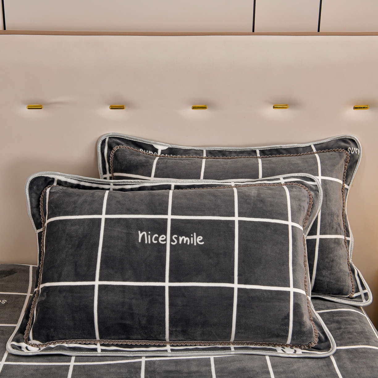 91家纺网 家纺一手货源 找家纺 2025新款230克8.5斤加厚高克重牛奶绒金貂绒法莱绒四件套冬季加绒法兰绒床裙款 北欧风格