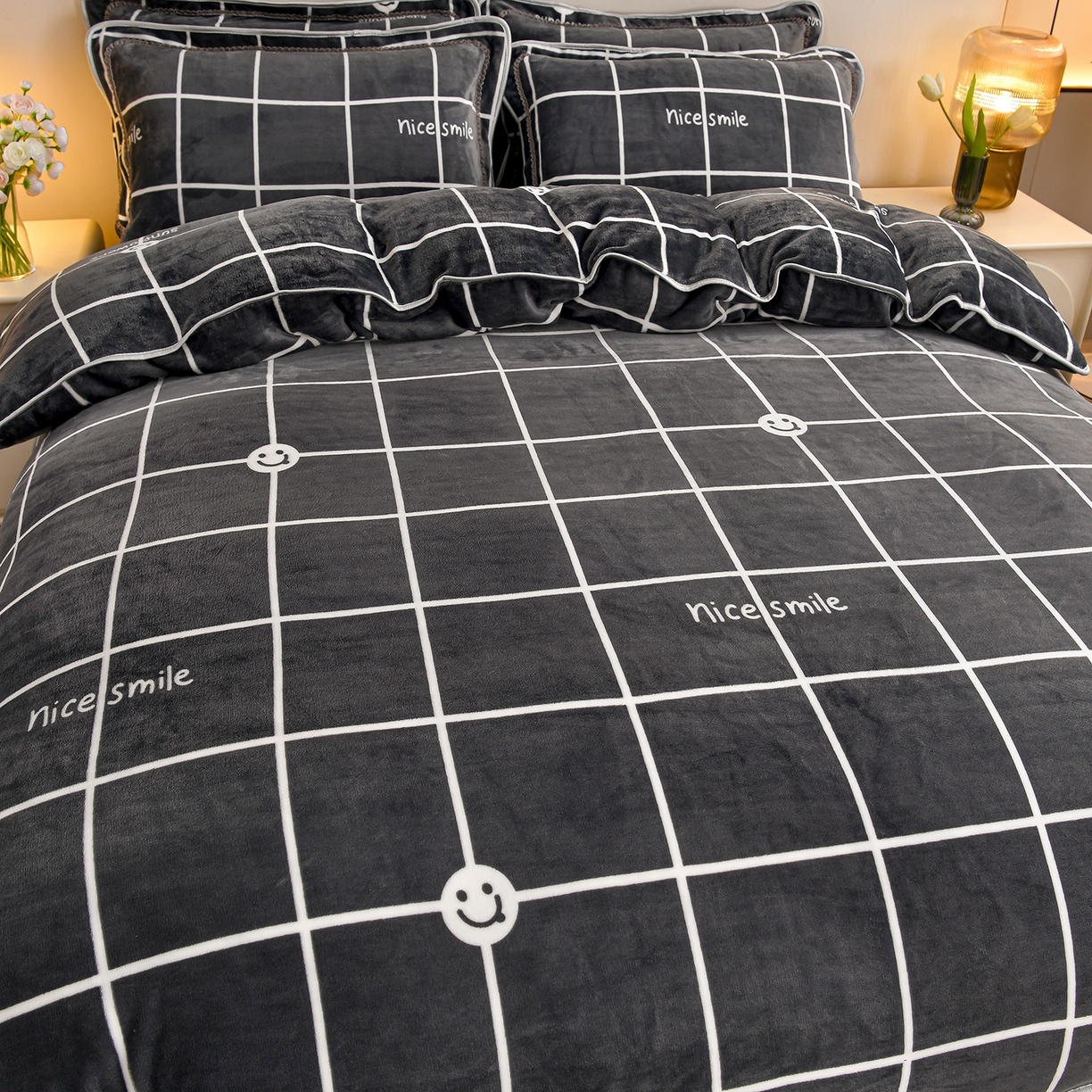 91家纺网 家纺一手货源 找家纺 2025新款230克8.5斤加厚高克重牛奶绒金貂绒法莱绒四件套冬季加绒法兰绒床裙款 北欧风格