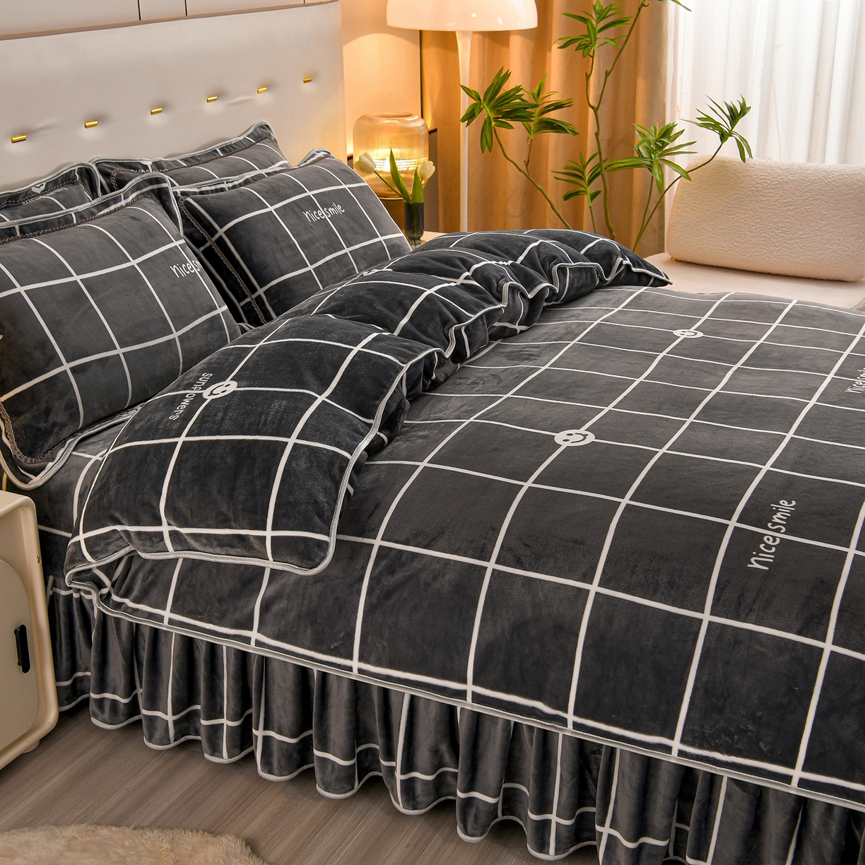 91家纺网 家纺一手货源 找家纺 2025新款230克8.5斤加厚高克重牛奶绒金貂绒法莱绒四件套冬季加绒法兰绒床裙款 北欧风格