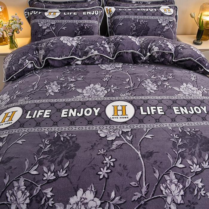 91家纺网 家纺一手货源 找家纺 2025新款230克8.5斤加厚高克重牛奶绒金貂绒法莱绒四件套冬季加绒法兰绒床裙款 遇见