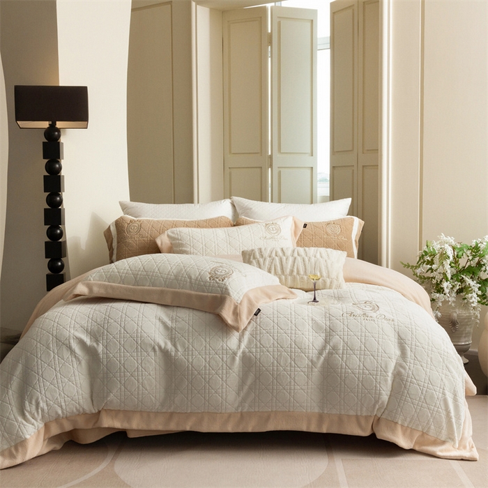 91家纺网 家纺一手货源 找家纺 馨蕊家居 2025新款秋冬轻奢煦暖绒系列四件套-绒拾梦 绒拾梦-月光白