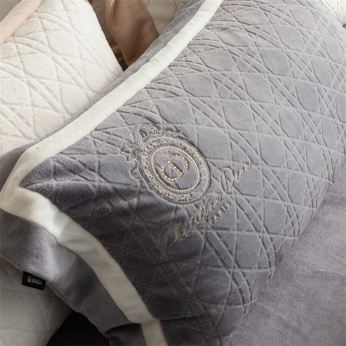 91家纺网 家纺一手货源 找家纺 馨蕊家居 2025新款秋冬轻奢煦暖绒系列四件套-绒拾梦 绒拾梦-北卡蓝