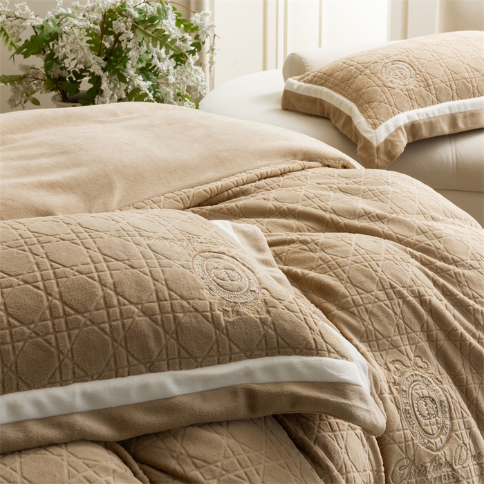 91家纺网 家纺一手货源 找家纺 馨蕊家居 2025新款秋冬轻奢煦暖绒系列四件套-绒拾梦 绒拾梦-丁香褐