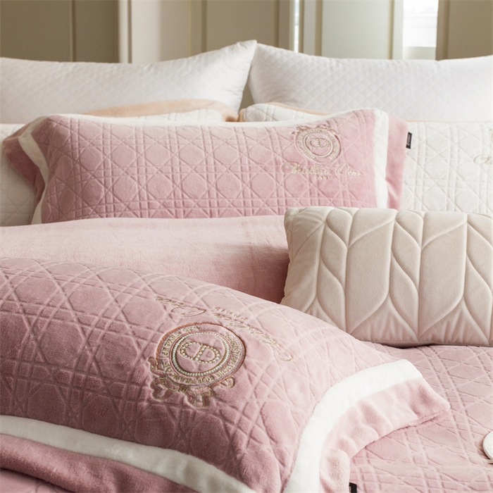 91家纺网 家纺一手货源 找家纺 馨蕊家居 2025新款秋冬轻奢煦暖绒系列四件套-绒拾梦 绒拾梦-蔷薇粉