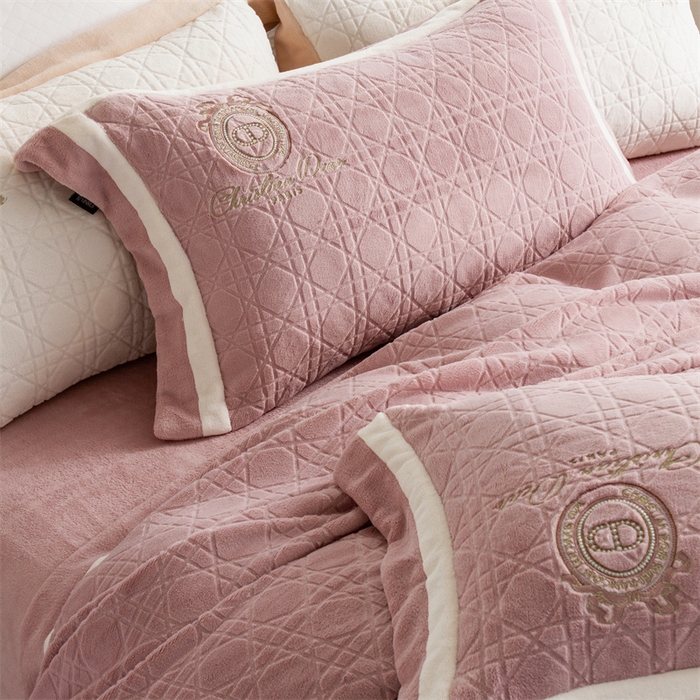 91家纺网 家纺一手货源 找家纺 馨蕊家居 2025新款秋冬轻奢煦暖绒系列四件套-绒拾梦 绒拾梦-蔷薇粉