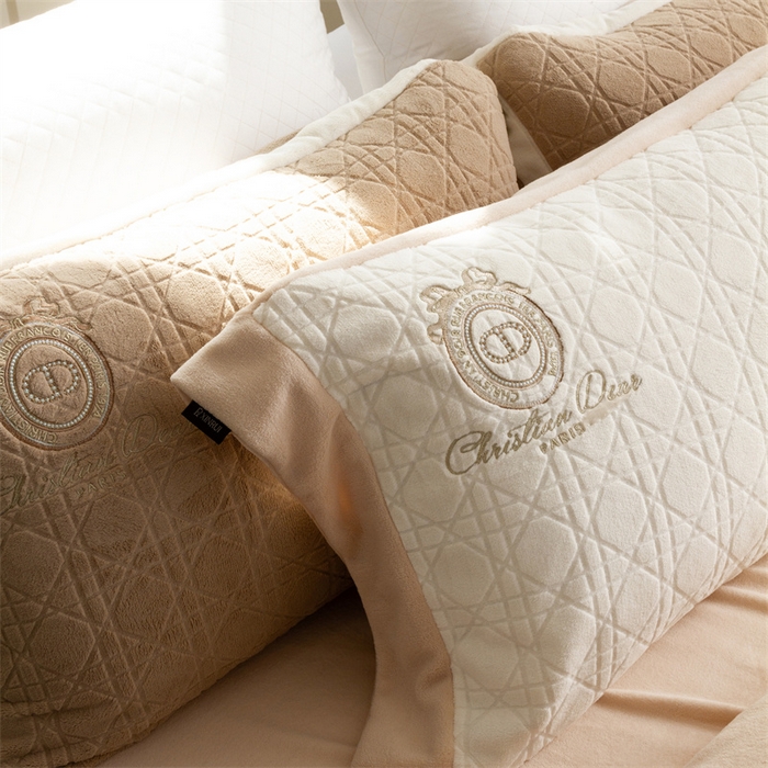 91家纺网 家纺一手货源 找家纺 馨蕊家居 2025新款秋冬轻奢煦暖绒系列四件套-绒拾梦 绒拾梦-月光白