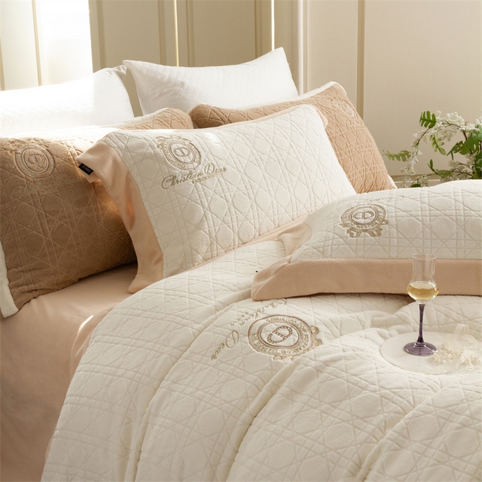 91家纺网 家纺一手货源 找家纺 馨蕊家居 2025新款秋冬轻奢煦暖绒系列四件套-绒拾梦 绒拾梦-月光白