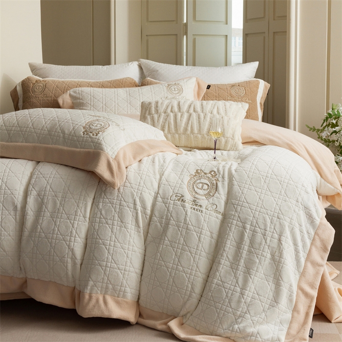 91家纺网 家纺一手货源 找家纺 馨蕊家居 2025新款秋冬轻奢煦暖绒系列四件套-绒拾梦 绒拾梦-月光白