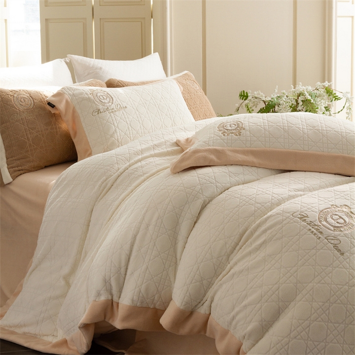 91家纺网 家纺一手货源 找家纺 馨蕊家居 2025新款秋冬轻奢煦暖绒系列四件套-绒拾梦 绒拾梦-月光白