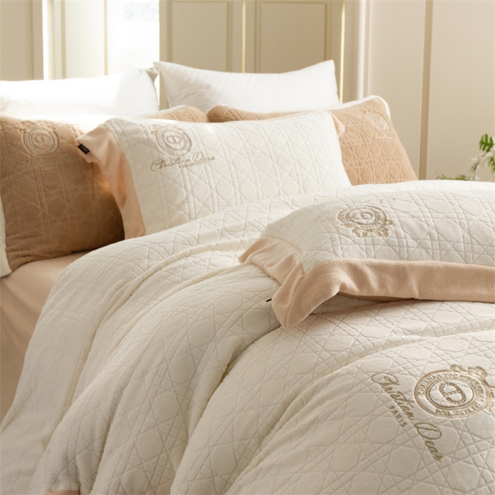 91家纺网 家纺一手货源 找家纺 馨蕊家居 2025新款秋冬轻奢煦暖绒系列四件套-绒拾梦 绒拾梦-月光白