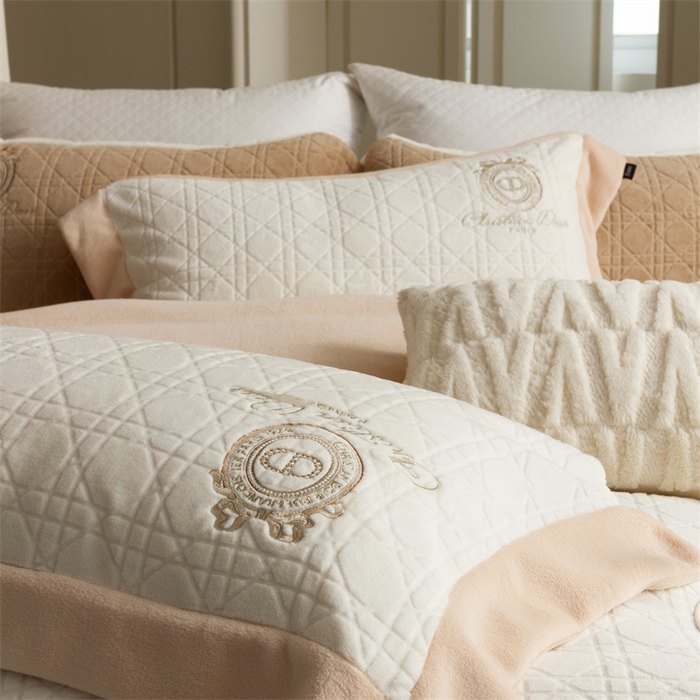 91家纺网 家纺一手货源 找家纺 馨蕊家居 2025新款秋冬轻奢煦暖绒系列四件套-绒拾梦 绒拾梦-月光白