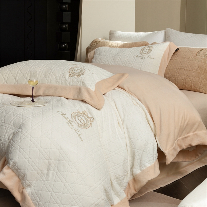 91家纺网 家纺一手货源 找家纺 馨蕊家居 2025新款秋冬轻奢煦暖绒系列四件套-绒拾梦 绒拾梦-月光白