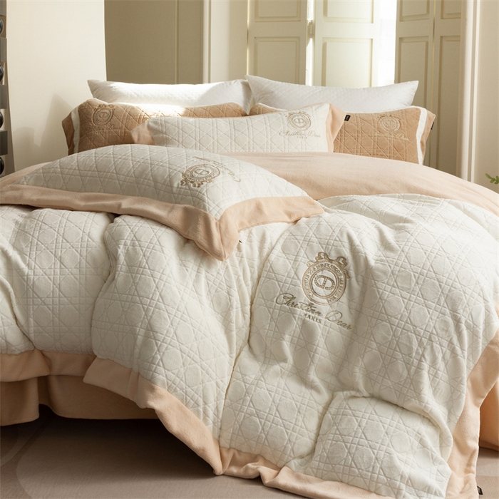 91家纺网 家纺一手货源 找家纺 馨蕊家居 2025新款秋冬轻奢煦暖绒系列四件套-绒拾梦 绒拾梦-月光白