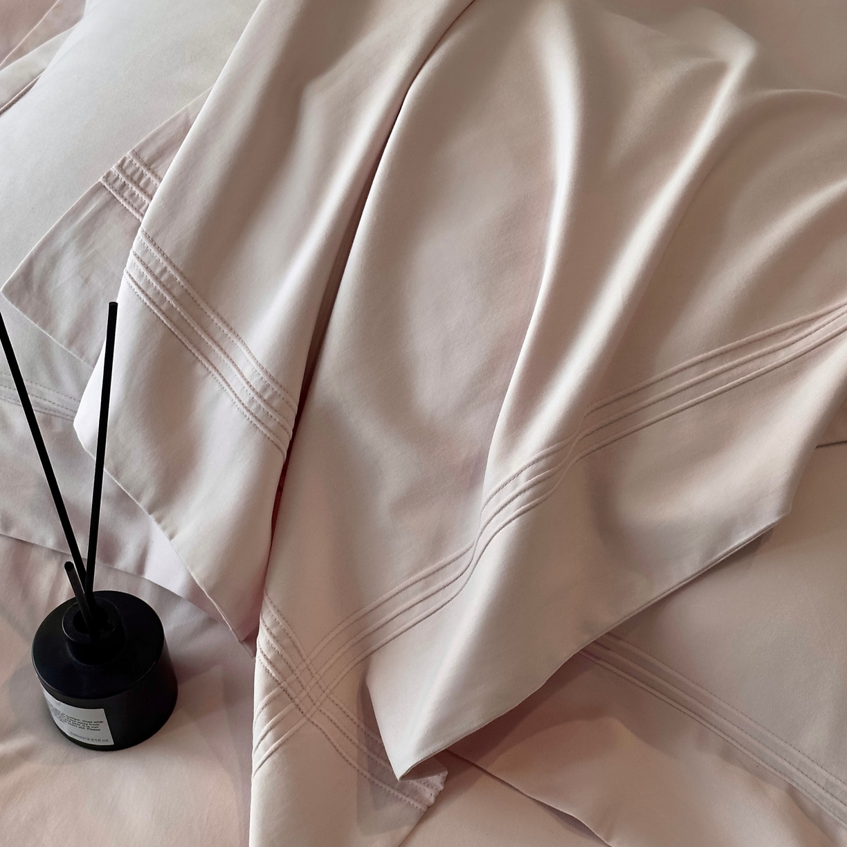 91家纺网 家纺一手货源 找家纺 时亿家居 2025秋冬新款简约100支长绒棉全棉纯棉磨毛四件套-波士顿 波士顿-雾粉