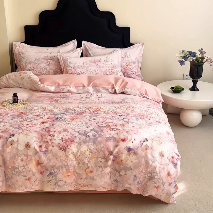 91家纺网 家纺一手货源 找家纺 喜四方 2025新款加厚全棉大版印花四件套 花园城堡-粉