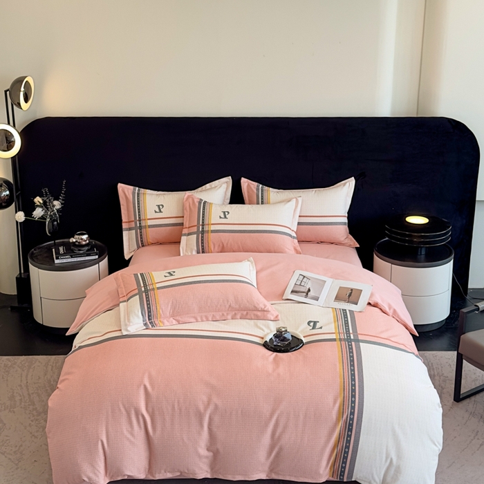 91家纺网 家纺一手货源 找家纺 喜四方 2025新款加厚全棉大版印花四件套 秋日摩卡粉