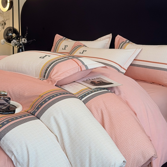 91家纺网 家纺一手货源 找家纺 喜四方 2025新款加厚全棉大版印花四件套 秋日摩卡粉