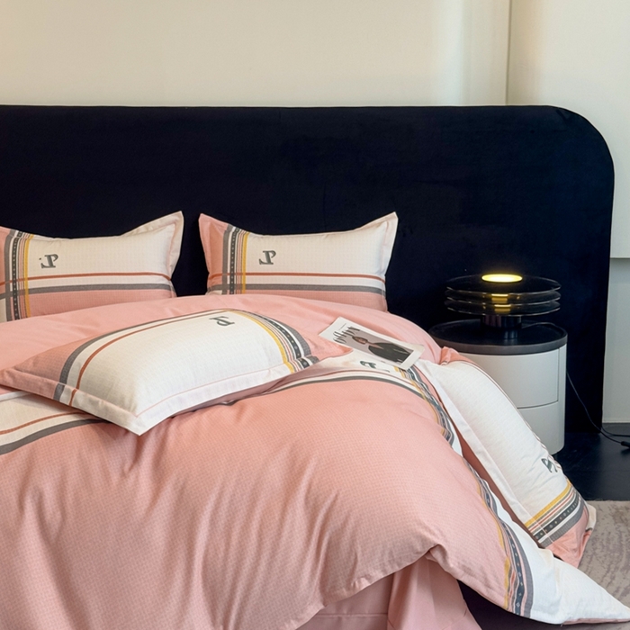 91家纺网 家纺一手货源 找家纺 喜四方 2025新款加厚全棉大版印花四件套 秋日摩卡粉