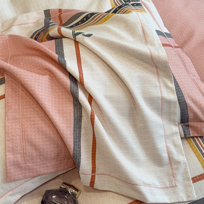 91家纺网 家纺一手货源 找家纺 喜四方 2025新款加厚全棉大版印花四件套 秋日摩卡粉