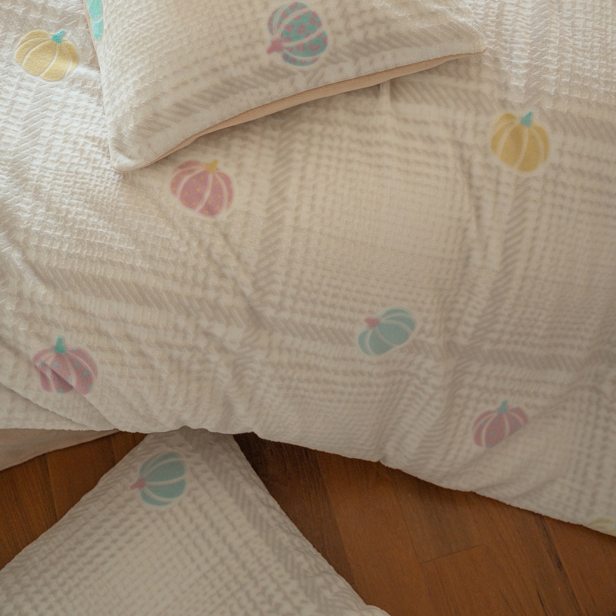 91家纺网 家纺一手货源 找家纺 （总）华超针织 2025新款 雕花牛奶绒四件套-南瓜派对