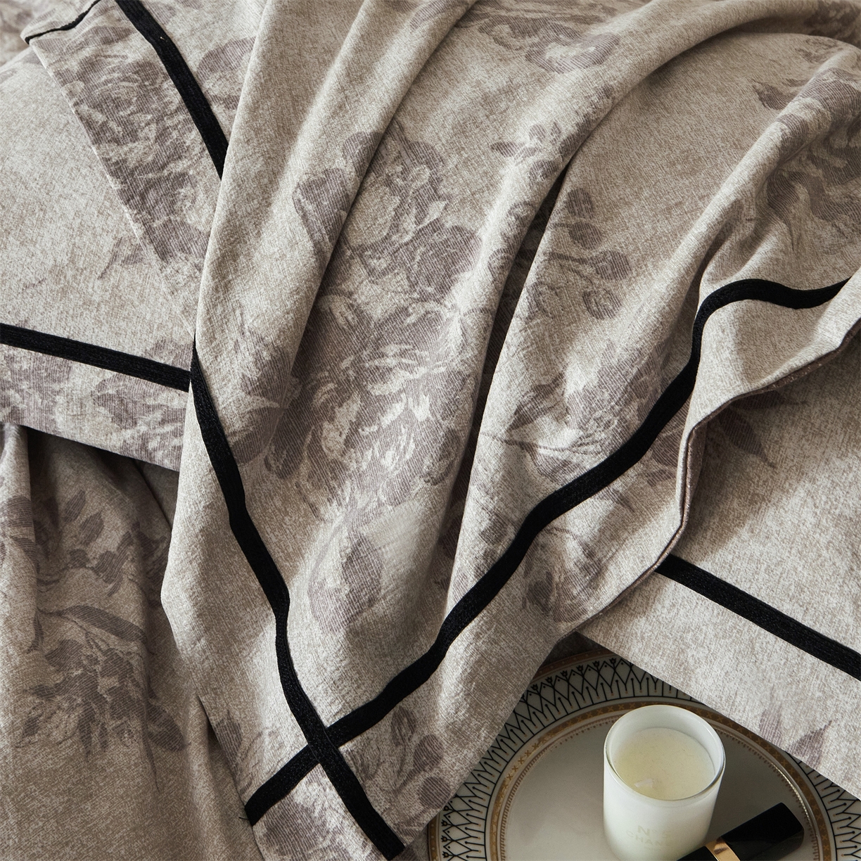 91家纺网 家纺一手货源 找家纺 优悦生活馆 2025新款高克重原麻印花四件套 风木槿-咖