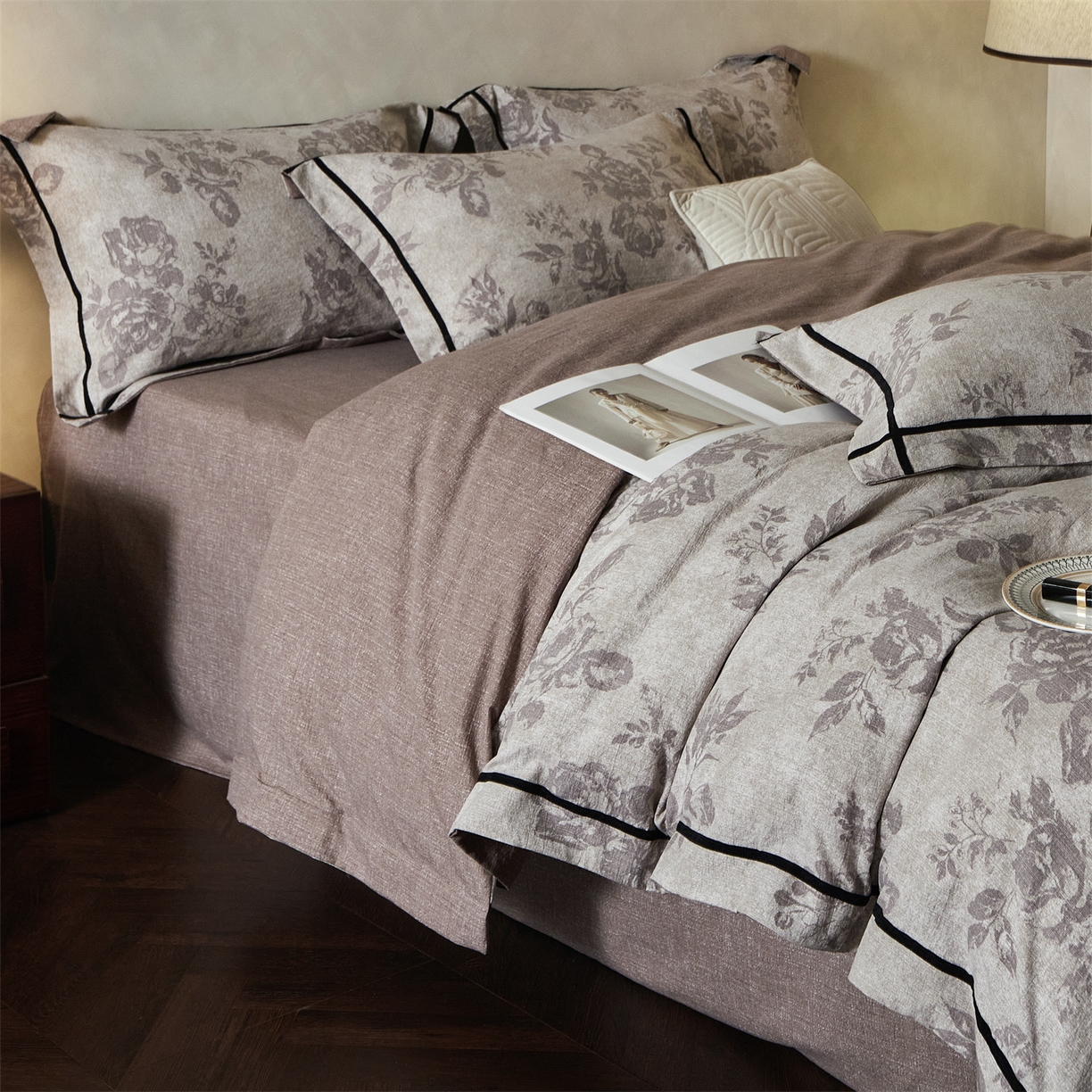 91家纺网 家纺一手货源 找家纺 优悦生活馆 2025新款高克重原麻印花四件套 风木槿-咖