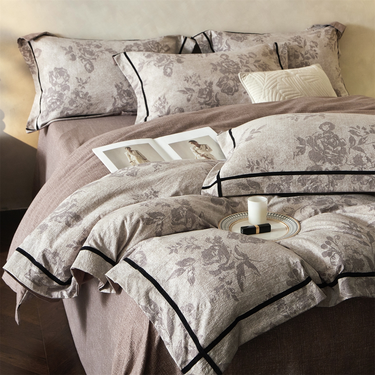 91家纺网 家纺一手货源 找家纺 优悦生活馆 2025新款高克重原麻印花四件套 风木槿-咖