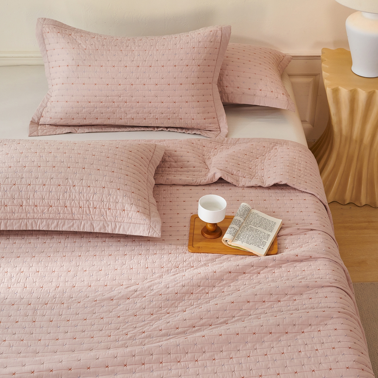 91家纺网 家纺一手货源 找家纺 莎果家纺 2025新款米粒绣系列双面纯棉60支平纹床盖（上架此商品联系莎果） 小米粒-粉