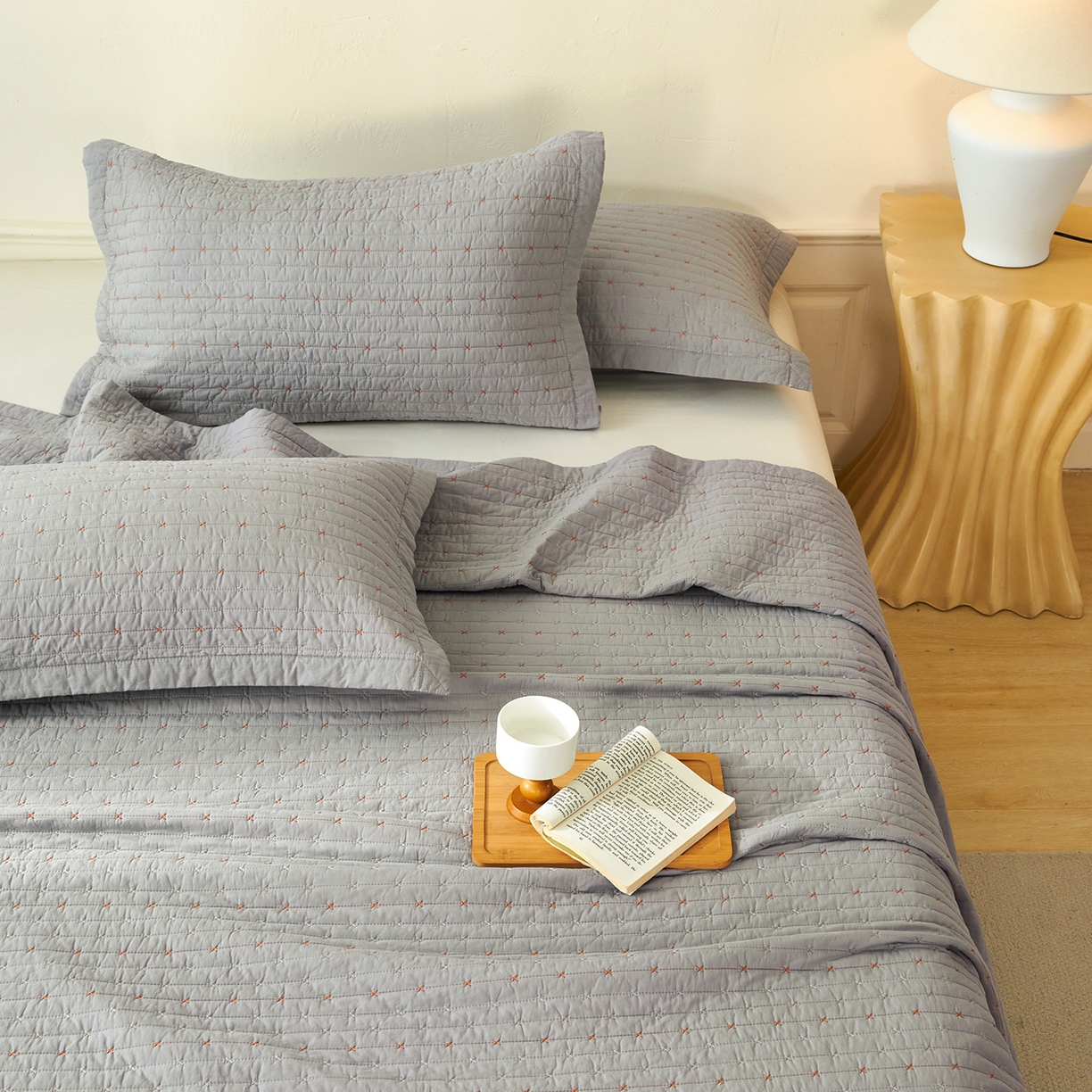 91家纺网 家纺一手货源 找家纺 莎果家纺 2025新款米粒绣系列双面纯棉60支平纹床盖（上架此商品联系莎果） 小米粒-灰