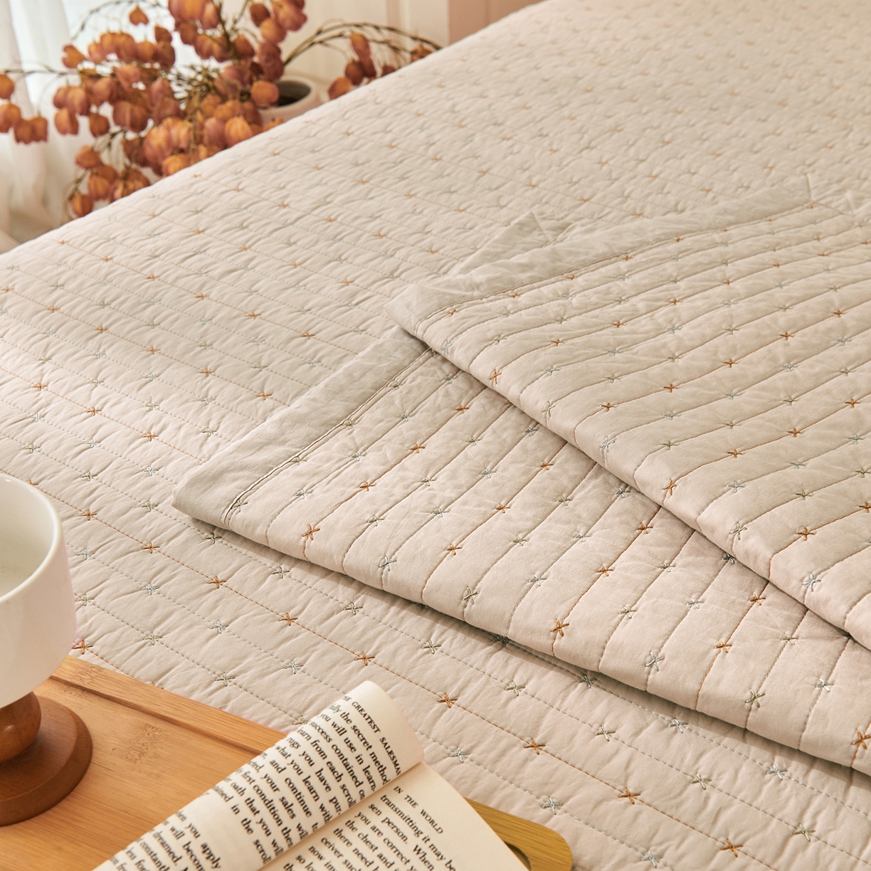 91家纺网 家纺一手货源 找家纺 莎果家纺 2025新款米粒绣系列双面纯棉60支平纹床盖（上架此商品联系莎果） 小米粒-卡其