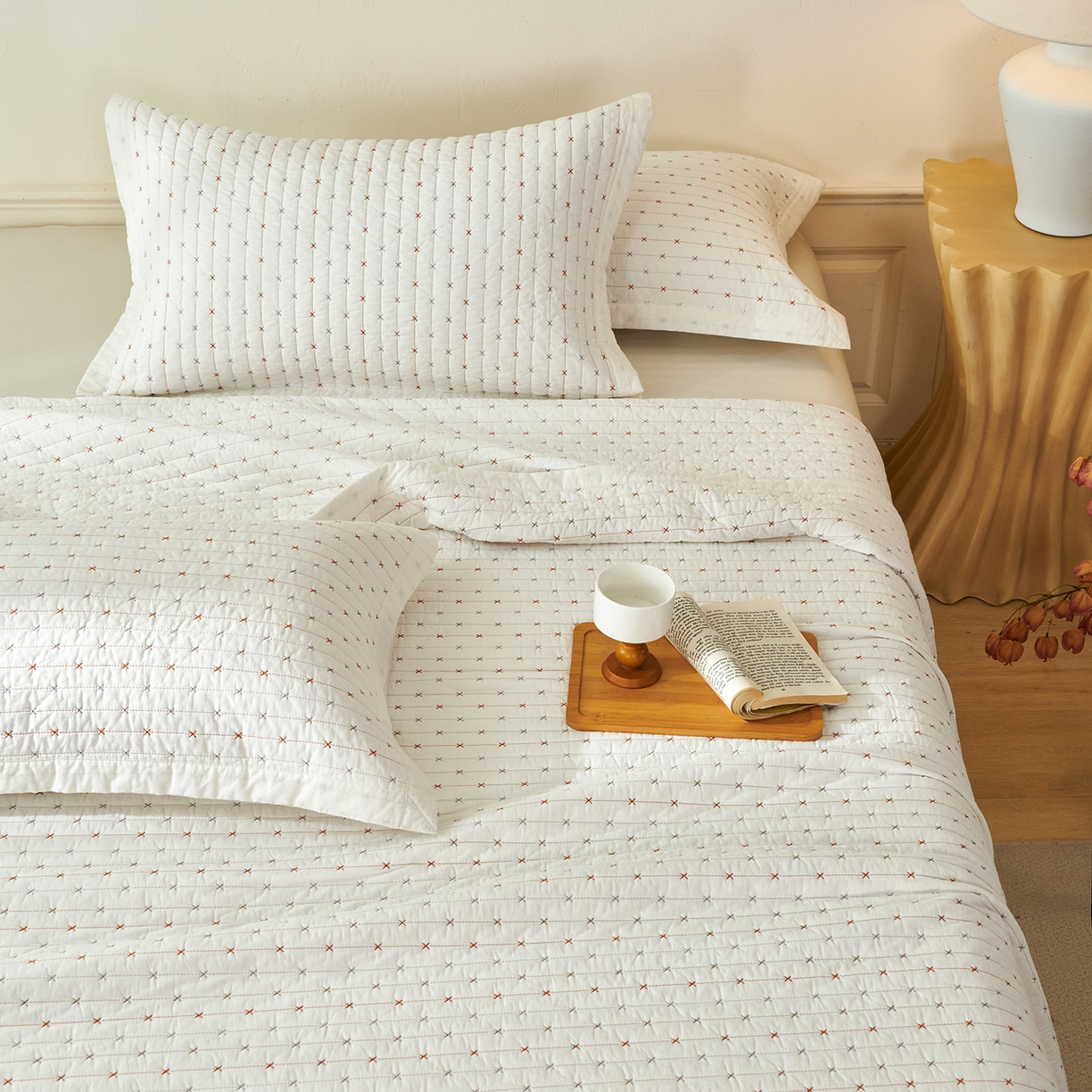 91家纺网 家纺一手货源 找家纺 莎果家纺 2025新款米粒绣系列双面纯棉60支平纹床盖（上架此商品联系莎果） 小米粒-白