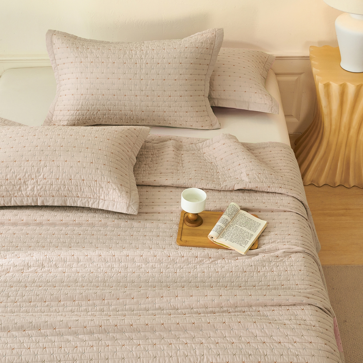 91家纺网 家纺一手货源 找家纺 莎果家纺 2025新款米粒绣系列双面纯棉60支平纹床盖（上架此商品联系莎果） 小米粒-卡其