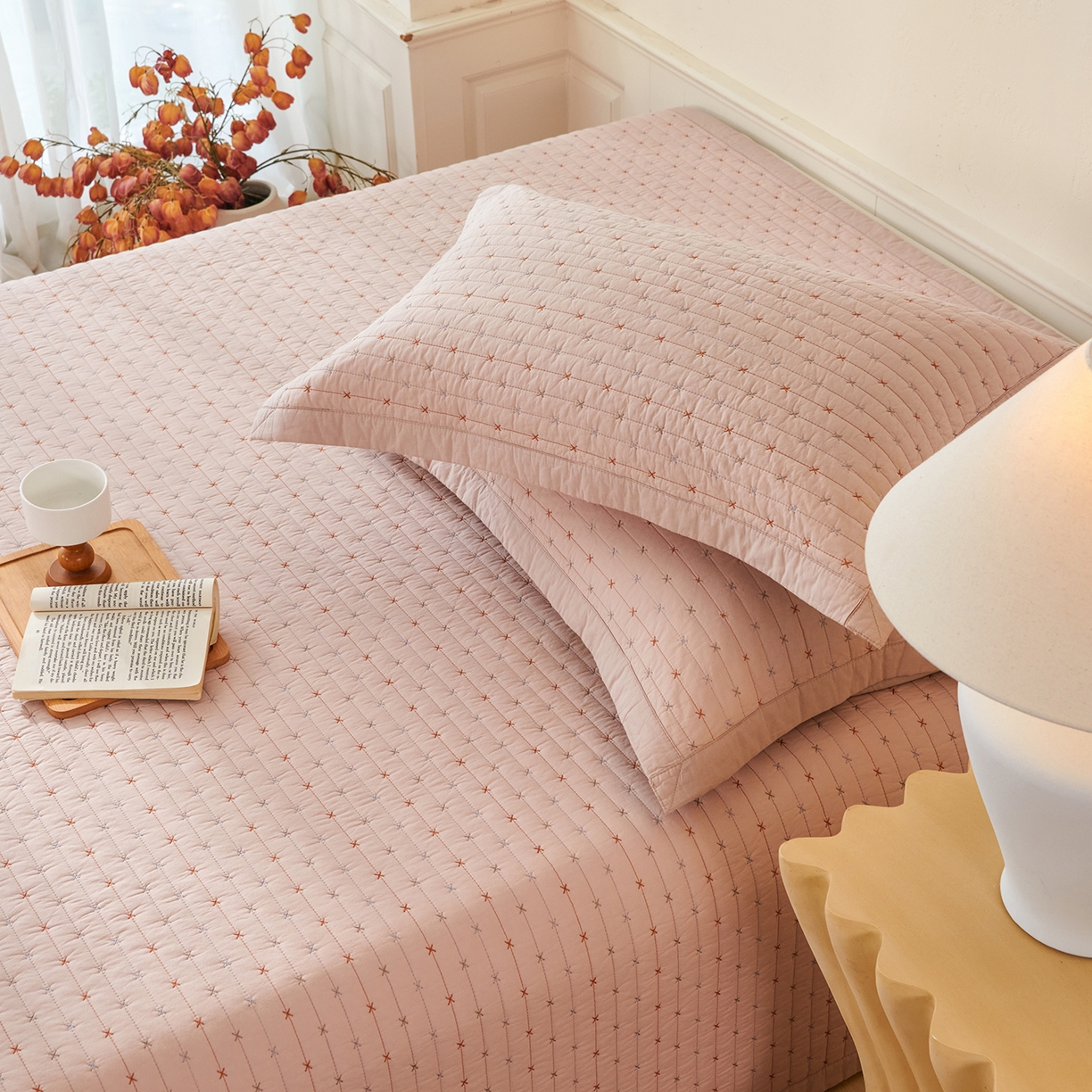 91家纺网 家纺一手货源 找家纺 莎果家纺 2025新款米粒绣系列双面纯棉60支平纹床盖（上架此商品联系莎果） 小米粒-粉