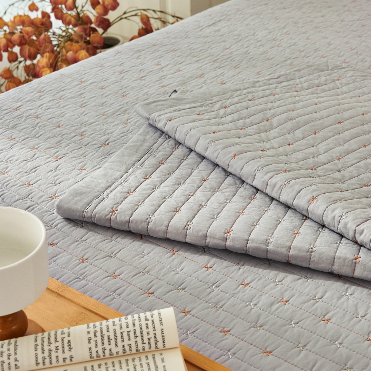 91家纺网 家纺一手货源 找家纺 莎果家纺 2025新款米粒绣系列双面纯棉60支平纹床盖（上架此商品联系莎果） 小米粒-灰