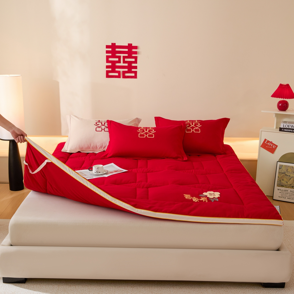 91家纺网 家纺一手货源 找家纺 玉雅家纺 2025新款立体婚庆绣花大豆床垫床褥加厚垫被 圆圆满满-红