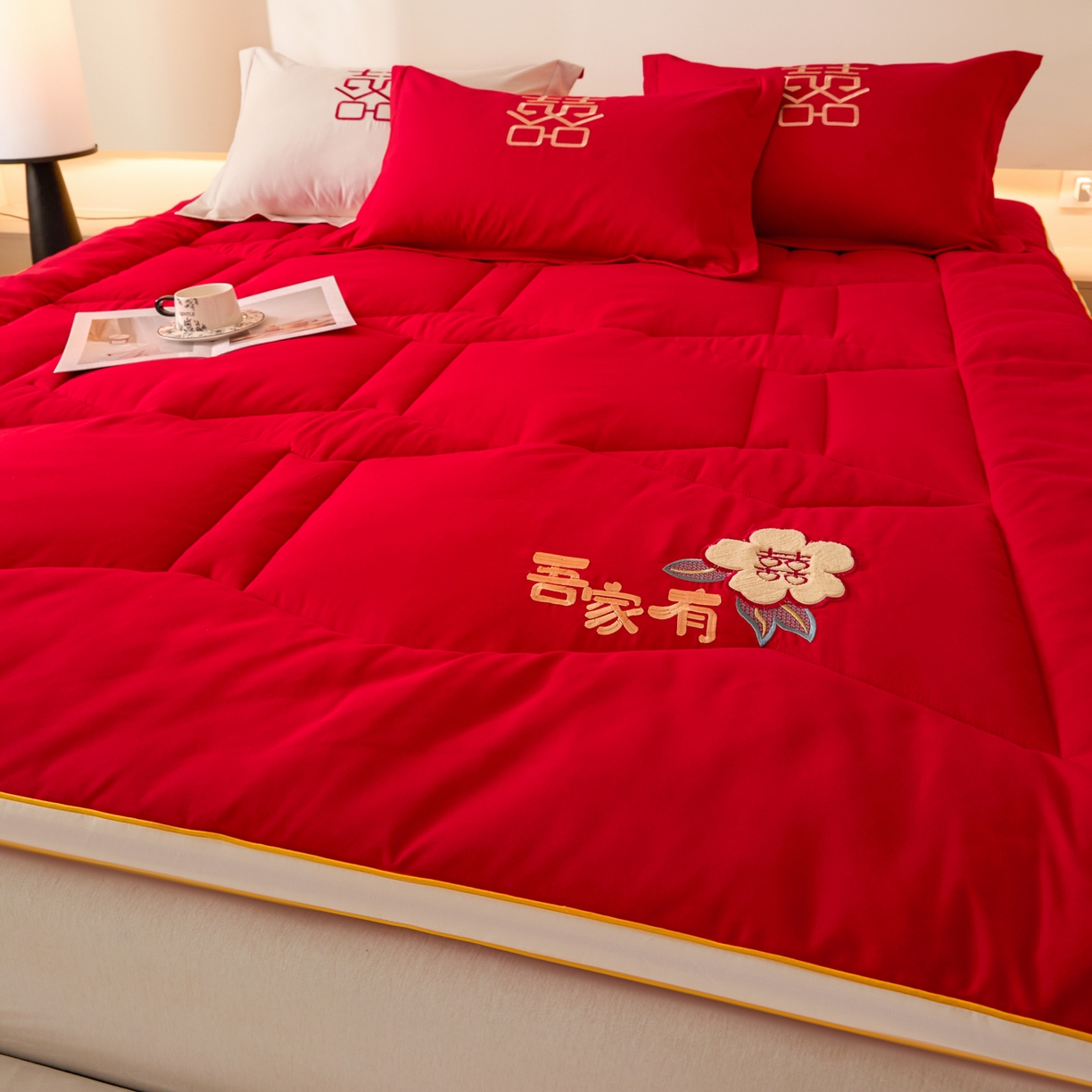 91家纺网 家纺一手货源 找家纺 玉雅家纺 2025新款立体婚庆绣花大豆床垫床褥加厚垫被 圆圆满满-红