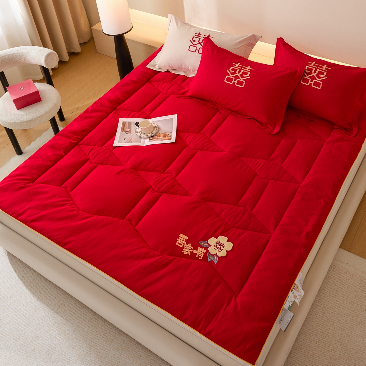 91家纺网 家纺一手货源 找家纺 玉雅家纺 2025新款立体婚庆绣花大豆床垫床褥加厚垫被 圆圆满满-红
