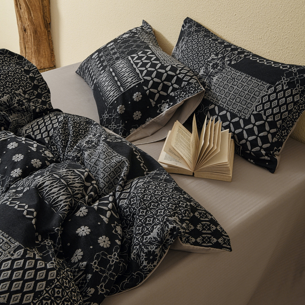 91家纺网 家纺一手货源 找家纺 山舍家居 2025新款全棉色织提花磨毛四件套-霍德华庄园（提供买家秀） 霍德华庄园-灰