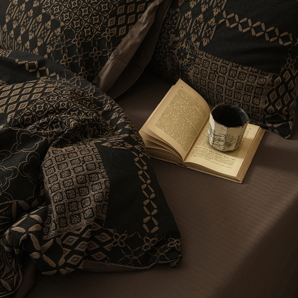 91家纺网 家纺一手货源 找家纺 山舍家居 2025新款全棉色织提花磨毛四件套-霍德华庄园（提供买家秀） 霍德华庄园-咖