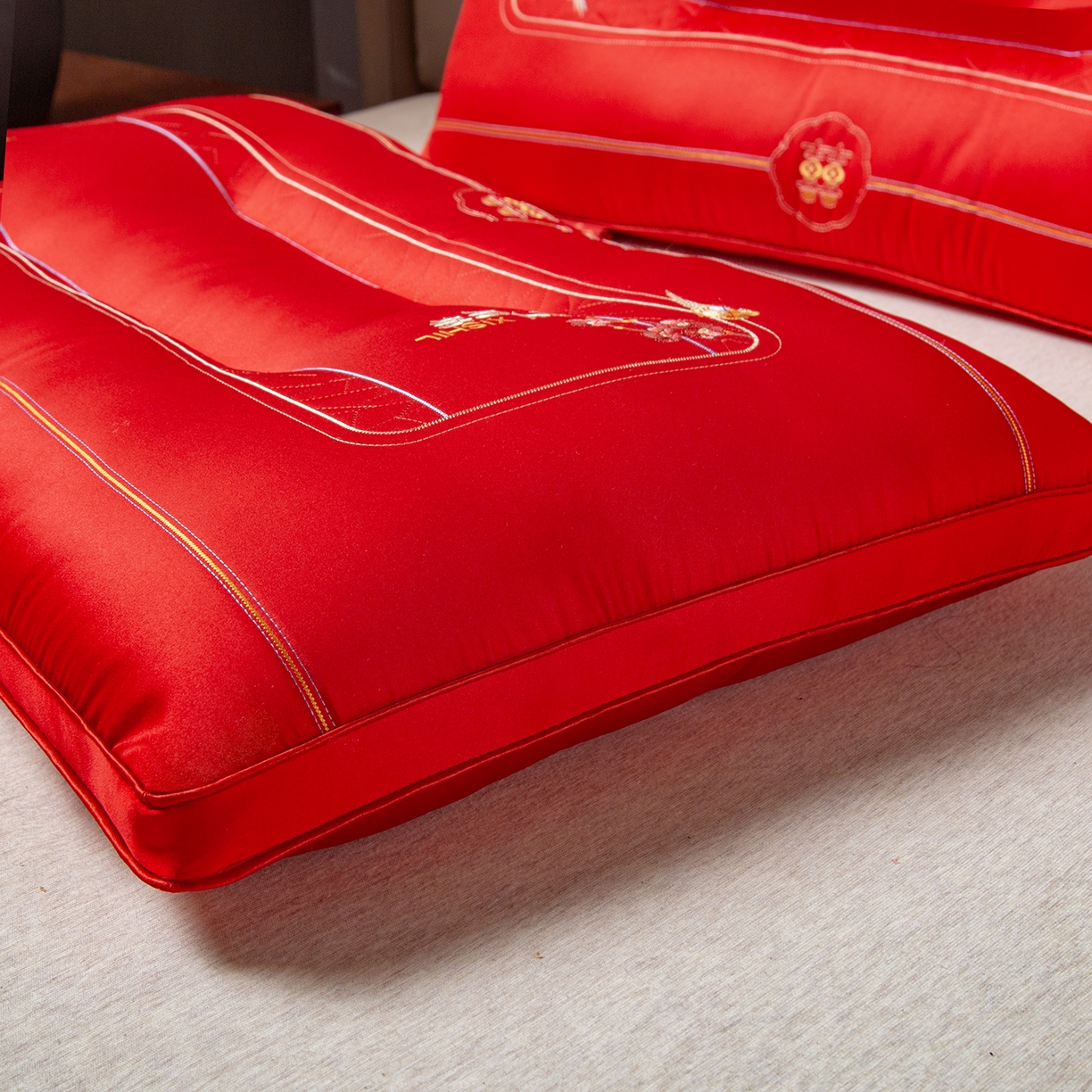 91家纺网 家纺一手货源 找家纺 芯宜佳 2025新款全棉婚庆护颈枕枕头枕芯 花烛红妆