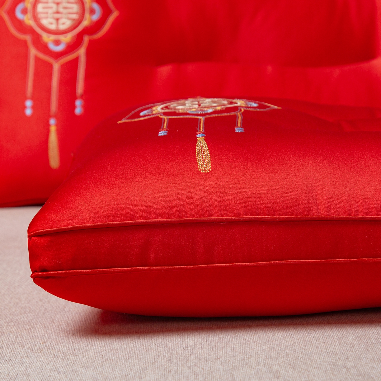 91家纺网 家纺一手货源 找家纺 芯宜佳 2025新款全棉婚庆护颈枕枕头枕芯 皇朝囍嫁