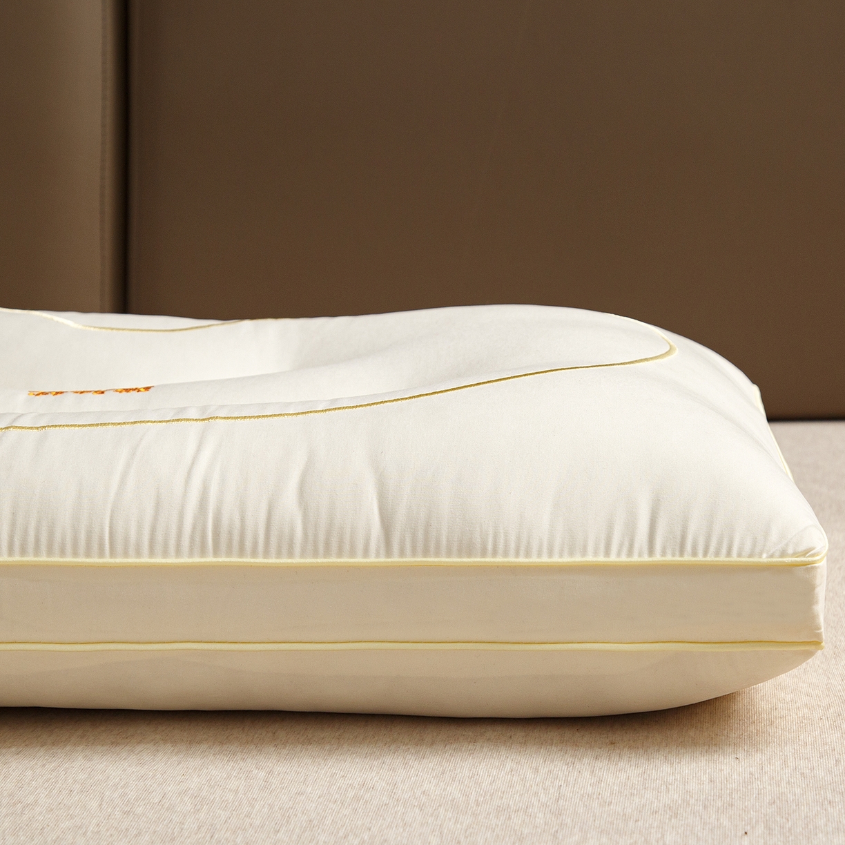 91家纺网 家纺一手货源 找家纺 织布人 2025新款枕芯亲肤磨绒舒颈猫肚枕芯学生宿舍成人家用护颈助眠枕头 舒颈猫肚枕-白色