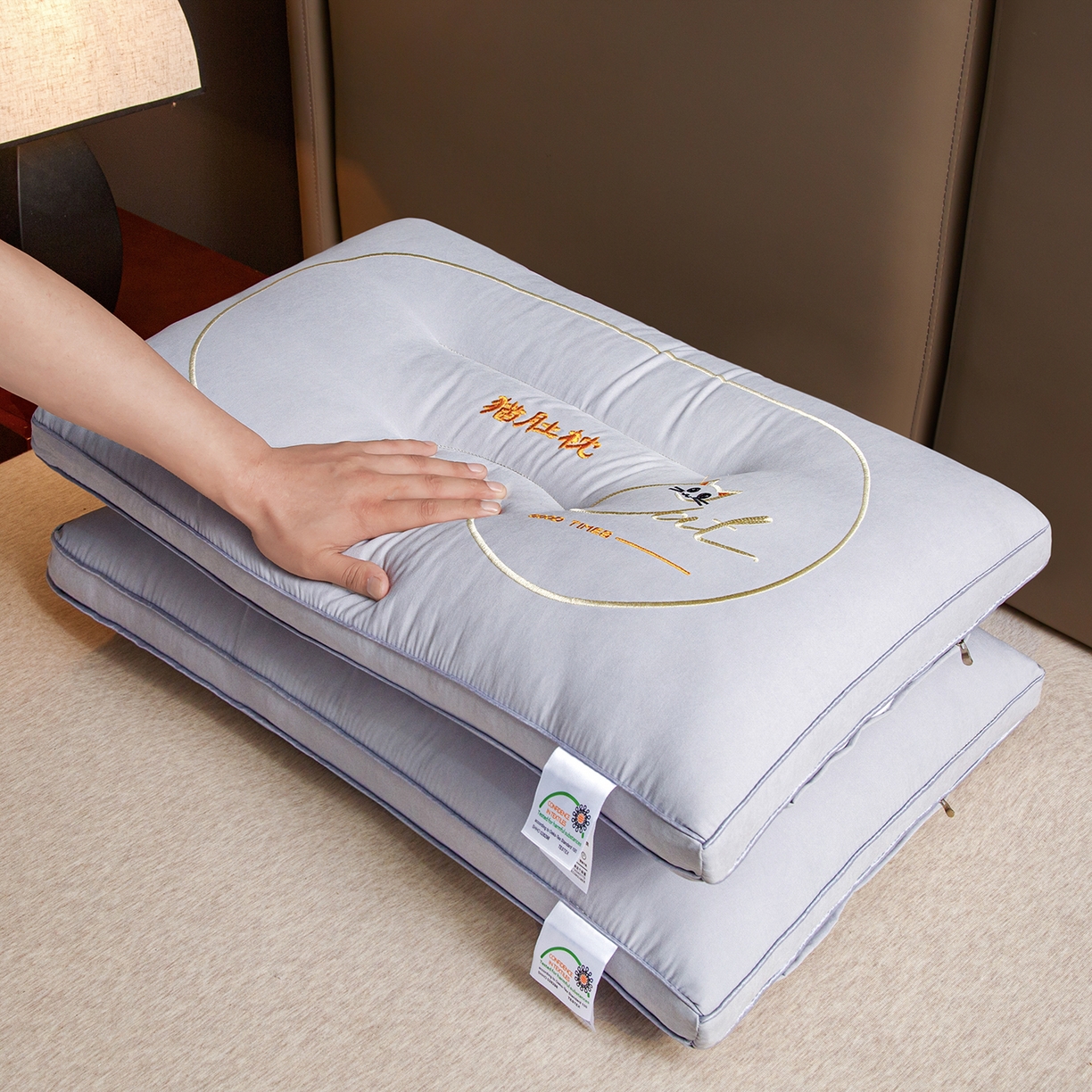 91家纺网 家纺一手货源 找家纺 织布人 2025新款枕芯亲肤磨绒舒颈猫肚枕芯学生宿舍成人家用护颈助眠枕头 舒颈猫肚枕-灰色