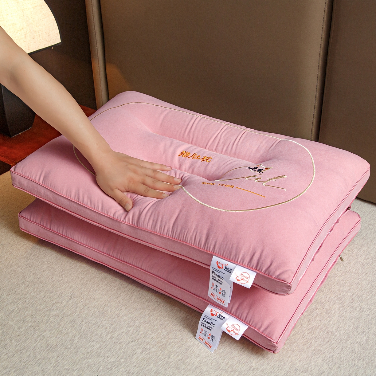 91家纺网 家纺一手货源 找家纺 织布人 2025新款枕芯亲肤磨绒舒颈猫肚枕芯学生宿舍成人家用护颈助眠枕头 舒颈猫肚枕-粉色